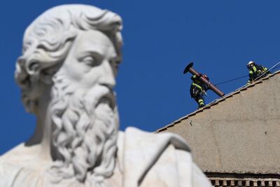 Técnicos instalan una chimenea en el techo de la Capilla Sixtina en la Ciudad del Vaticano, el viernes.