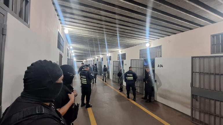 Durante el cateo los intervinientes no encontraron ningún objeto prohibido en el penal.