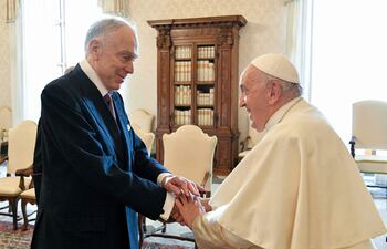 Imagen cedida por Vatican Media en la que se observa al papa Francisco recibir al Ronald Steven Lauder (i), presidente del Congreso Judio Mundial. (AFP)