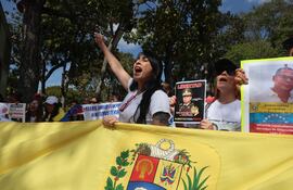 Cientos de estudiantes universitarios, activistas, familiares de presos políticos y algunos excarcelados protestaron este martes en la Universidad Central de Venezuela (UCV)