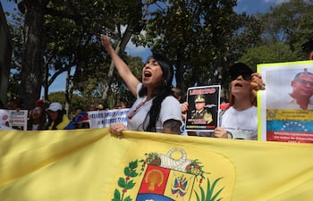 Cientos de estudiantes universitarios, activistas, familiares de presos políticos y algunos excarcelados protestaron este martes en la Universidad Central de Venezuela (UCV)