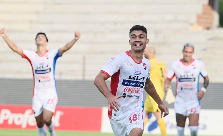 Iván Valdez, jugador de Nacional, celebra un gol en el partido frente a Sportivo San Lorenzo por la primera fecha del torneo Apertura 2026 de la Primera División de Paraguay en el estadio Arsenio Erico, en Asunción, Paraguay.