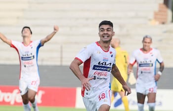 Iván Valdez, jugador de Nacional, celebra un gol en el partido frente a Sportivo San Lorenzo por la primera fecha del torneo Apertura 2026 de la Primera División de Paraguay en el estadio Arsenio Erico, en Asunción, Paraguay.