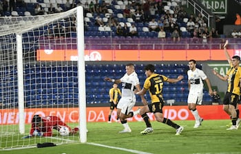 El capitán de Olimpia, Richard Ortiz en la acción que derivó en tanto del empate en el "clásico más añejo".