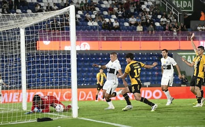 El capitán de Olimpia, Richard Ortiz en la acción que derivó en tanto del empate en el "clásico más añejo".