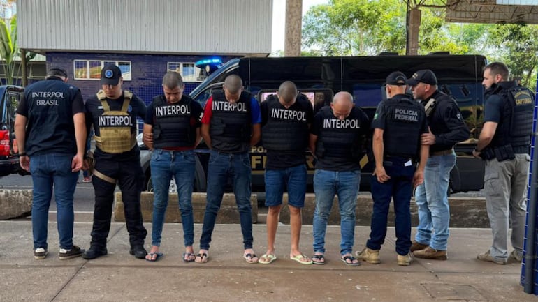 Víctor Alfredo Chaparro Duarte, Cristhian Javier Gómez Martínez,  Marcio Antonio Aguinagalde González y Bernardino Medina Meza, en el Puente de la Amistad, donde fueron recibidos por policías de Interpol Paraguay.