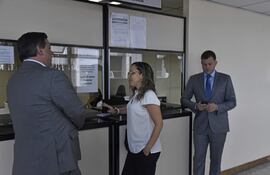 Tania Irún Ayala, ex jueza en lo Civil y Comercial, charla con el Abg. Rodrigo González Planas. Atrás el Abg. Osvaldo Bittar (querellante).