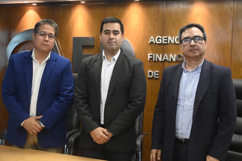 Juan Garcia, encargado interino de Relaciones Comerciales; Fernando Lugo, gerente general; y Gerardo Ruiz Díaz, miembro del Directorio de la AFD.