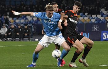 NÁPOLES (Italia), 10/02/2026.- El delantero del Napoli, Rasmus Hojlund (C), en acción durante el partido de cuartos de final de la Copa Italia entre el Ssc Nappoli y el Como 1907 en el Estadio Diego Armando Maradona en Nápoles, Italia, el 10 de febrero de 2026. (Italia, Nápoles) EFE/EPA/CIRO FUSCO