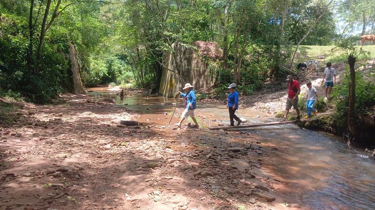 Los vecinos deben cruzar sobre una delgada tabla de madera tras el abandono de la obra del puente por parte del MOPC.
