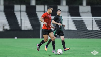 Goleadores en acción: Lorenzo Melgarejo, de Libertad, domina el esférico ante la vigilancia del experimentado César Villagra. (Foto: @Libertad_Guma)