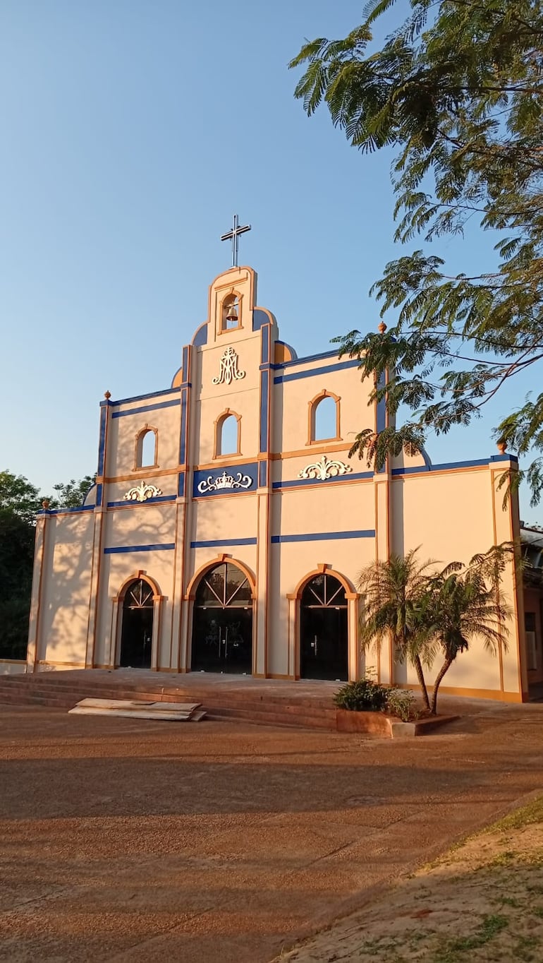 El templo presenta una renovada imagen, con una fachada que destaca en el entorno.