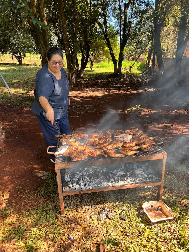 Subconsejo de Salud de la Unidad de Salud Familiar (USF) de Edelira realizan pollada para apoyar a la institución.