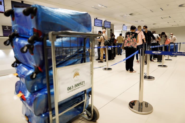 (ARCHIVO) Fila de pasajeros en el Aeropuerto Internacional Silvio Pettirossi.