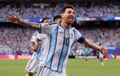Lionel Messi de Argentina celebra tras anotar el primer gol de su equipo durante el partido del Grupo J de la Copa Mundial de la FIFA 2026 entre Argentina y Argelia en el Kansas City Stadium.