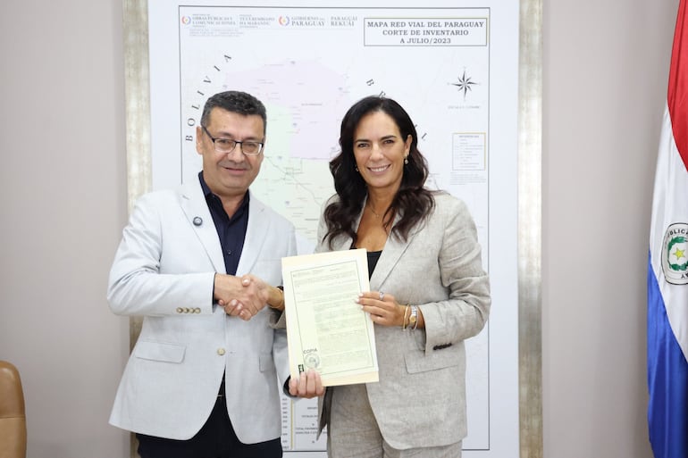 La ministra del MOPC, Claudia Centurión, y el gobernador del departamento de San Pedro, Freddy Tadeo D’Ecclesiis Giménez.