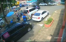 Grupo de al menos cinco personas manipulando cajas de mercaderías.