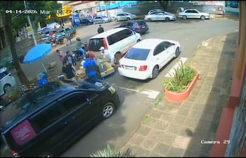 Grupo de al menos cinco personas manipulando cajas de mercaderías.