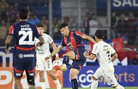 Gastón Giménez, futbolista de Cerro Porteño, disputa el balón en un partido frente a Guaraní por el torneo Clausura 2025 de la Primera División de Paraguay en el estadio La Nueva Olla, en Asunción, Paraguay.