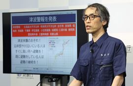 Un experto en contramedidas contra terremotos y tsunamis de la Agencia Meteorológica de Japón ofreció una conferencia de prensa en Tokio el 30 de julio de 2025, tras un terremoto de magnitud 8,7 en el mar frente a la costa este de Rusia.