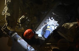 Rescatistas trabajan en la zona de Los Corales en Caraballeda, La Guaira.