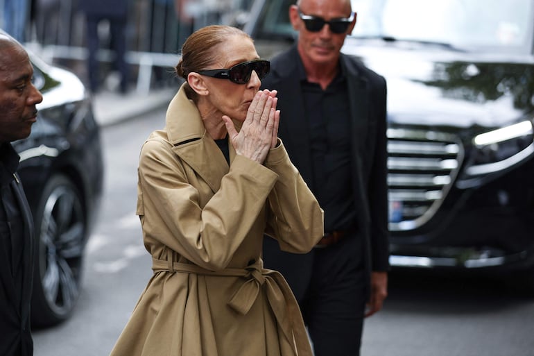 Emocionada, la cantante canadiense Céline Dion a su llegada a París, Francia, donde ofrecerá una serie de conciertos. (SIMON WOHLFAHRT / AFP)