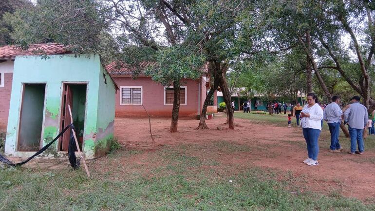 Denuncian precariedad en la infraestructura, con sanitarios en mal estado y sin gestión institucional para canalizar soluciones