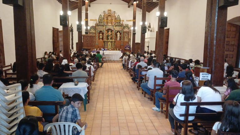 Gran presencia del fieles devotos en la misa central celebrada esta tarde en el templo jesuita de San Joaquín.