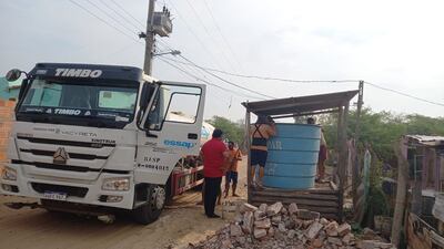 Essap distribuye agua potable en el Bañado Sur.