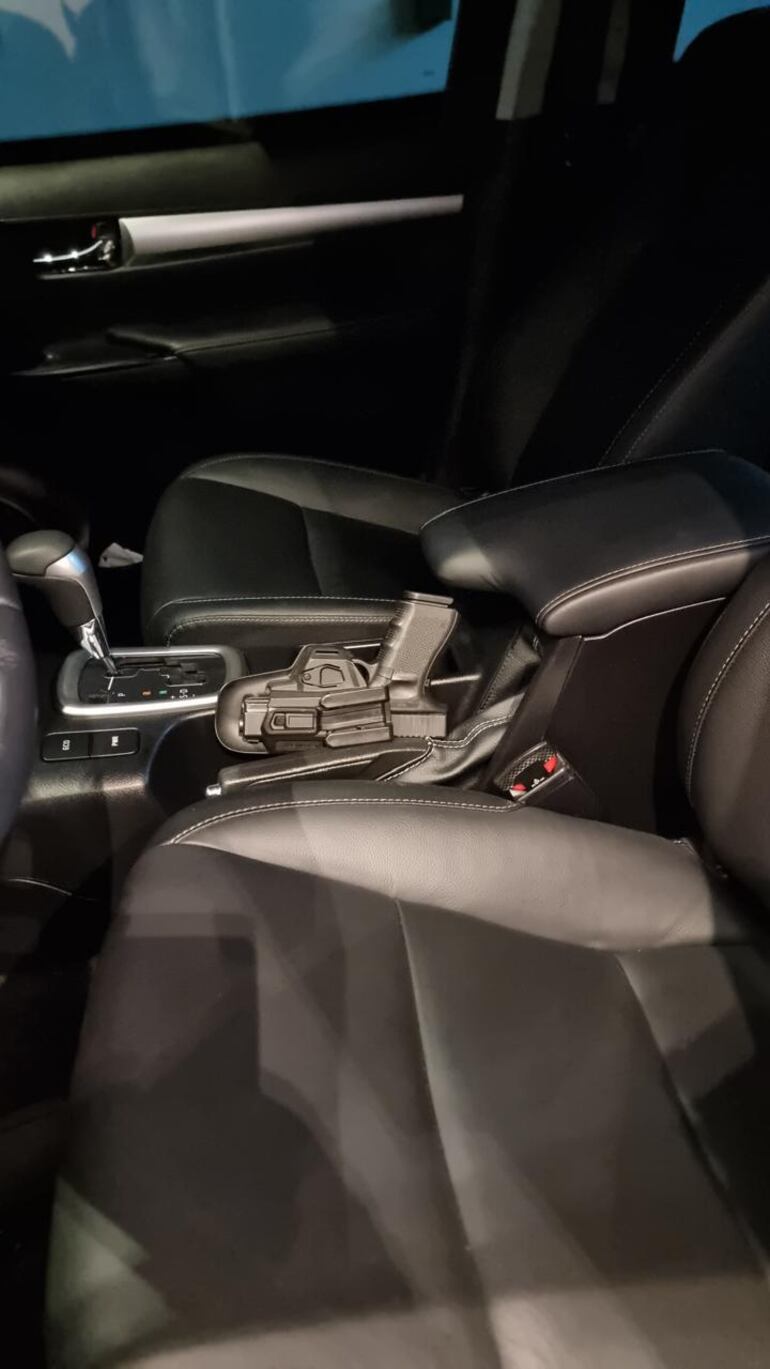 La pistola Glock 19, calibre 9mm, que fue hallada en el interior de la camioneta de Alexandre Rodrigues Gomes, durante el allanamiento a su domcilio.