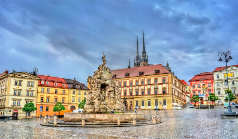 Fuente Parnas en la plaza Zelný trh, en el casco antiguo de Brno, Moravia, República Checa.
