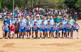 Integrantes del equipo Tragolta Fútbol Club que se consagró campeón del Torneo Sénior del Barrio Chiquito "Bella Vista" en Trinidad,