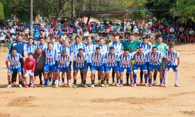 Integrantes del equipo Tragolta Fútbol Club que se consagró campeón del Torneo Sénior del Barrio Chiquito "Bella Vista" en Trinidad,