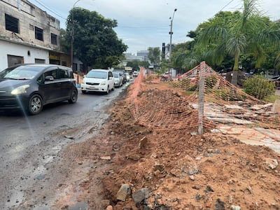 Los escombros se adueñaron de las veredas y generar un peligro para las personas y también los automovilistas.