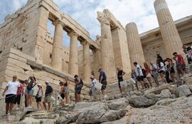 La Acrópolis de Atenas, declarada Patrimonio de la Humanidad por la Unesco, es invadida por turistas hasta niveles preocupantes que llevan a algunos a reclamar medidas para frenar el flujo de visitantes.