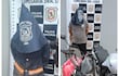 Dos hombres encapuchados, uno de ellos menor de edad, u el otro Francisco Quintana Recalde, son presentados en comisaría tras ser aprehendidos por robos de motocicletas en varias ciudades.
