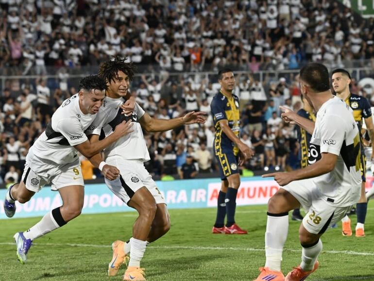 Los jugadores de Olimpia festejan un gol en el partido frente a Sportivo Trinidense por la tercera fecha del torneo Apertura 2026 en el estadio Defensores del Chaco, en Asunción, Paraguay.