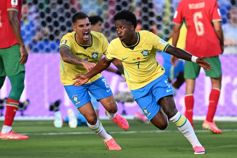 El delantero de Brasil, Vinicius Junior (der.), celebra tras anotar el primer gol de su equipo durante el partido de fútbol del Grupo C de la Copa Mundial 2026 entre Brasil y Marruecos en el New York/New Jersey Stadium en East Rutherford.
