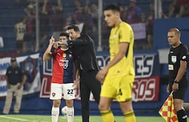 Matías Pérez (i) y Jorge Bava, jugador y entrenador de Cerro Porteño respectivamente, conversan durante el partido frente a Recoleta FC por la fecha 8 del torneo Apertura 2026 de la Primera División de Paraguay en el estadio La Nueva Olla, en Asunción, Paraguay.