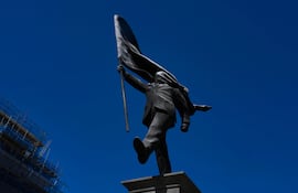 Estatua firmada por Banksy que apareció en el centro de Londres el jueves 30 de abril de 2026. Fotografía de Kin Cheung.