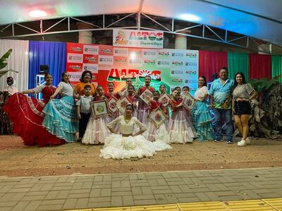 El elenco de Danza de la Municipalidad de Atyrà marca presencia en la Noche Cultural.