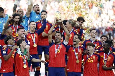 El capitán de España Rodri levanta la Copa del Mundo, la segunda en el historial de La Roja.