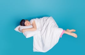 Mujer durmiendo sola.