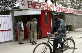 Centro Quirúrgico de la organización humanitaria italiana Emergency en Kabul (Afganistán), donde se encuentran hospitalizadas y en condición estable las cinco personas, entre ellas una mujer española, que resultaron heridas en el ataque contra un grupo de turistas extranjeros que causó seis muertos en la ciudad de Bamiyán, en el centro de Afganistán.