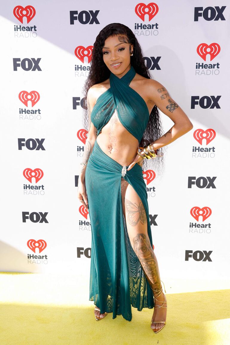 ¡Una diosa! GloRilla a su paso por la alfombra amarilla de los iHeartRadio Music Awards en el Dolby Theatre. (Frazer Harrison/Getty Images/AFP)