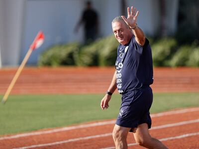 El argentino Gustavo Alfaro, entrenador de la selección de Paraguay, saluda a los medios de prensa antes de ingresar al campo principal del Centro de Alto Rendimiento, en Ypané, Paraguay.