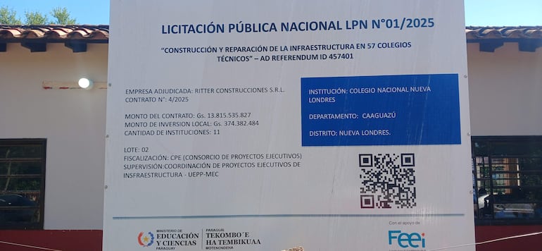 Cartel informativo sobre la paralización de la obra en el Colegio Nacional Nueva Londres con detalles de la licitación pública.