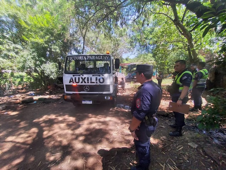 Un camión grúa retira los vehículos que estaban para reparación en el taller.
