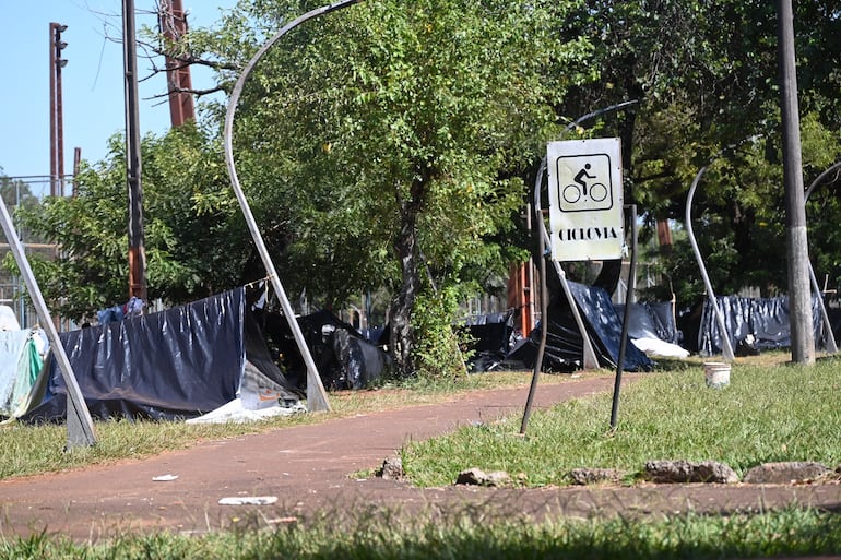 Inacción del Indi: parque de Ciudad del Este convertido en aldea de aborígenes de otros departamentos