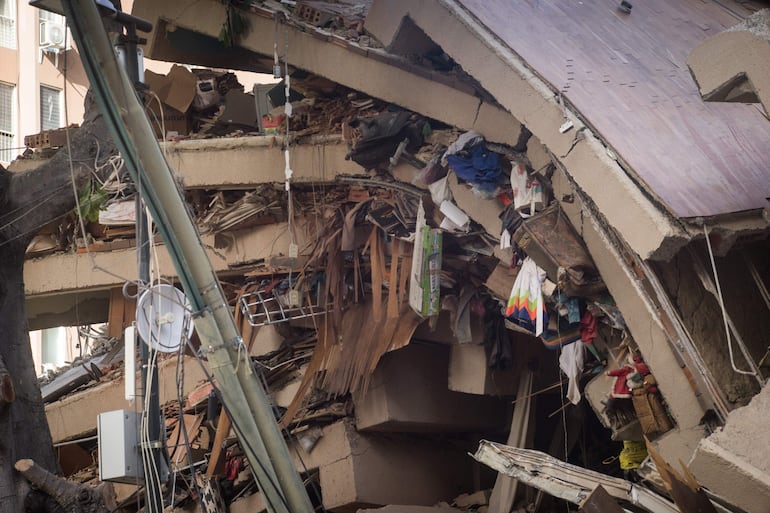 Un edificio colapsado por los terremotos durante las labores de remoción de escombros y búsqueda de sobrevivientes, en el municipio de Chacao, en el este de Caracas (Venezuela). 